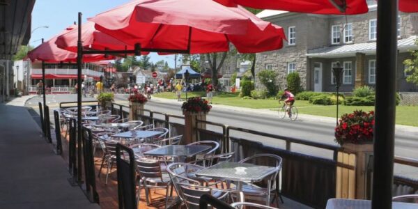 outside seating arrangement of restaurants in trinity grives Dallas